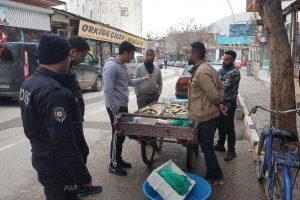 Seyyar tezgahındaki kaçak avlanmış balıklara el konuldu