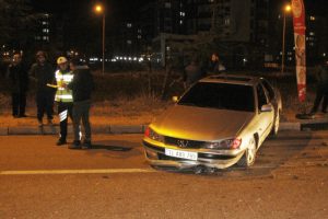 Otomobille çarpışan araç metrelerce sürüklendi