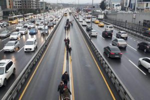 Metrobüs arızalandı! Uzun kuyruklar oluştu