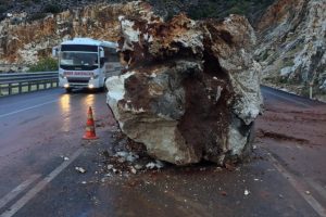 Antalya'da yağmurun etkisiyle karayoluna kaya düştü