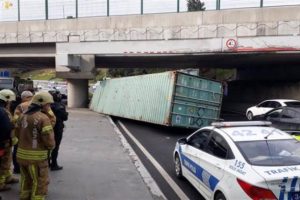 TIR üst geçide çarptı, iki şerit kapandı
