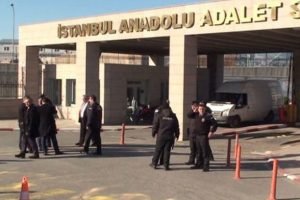 Adliyede güvenlik görevlileri arasında silahlı kavga