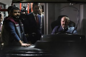 Bakan Varank, yerli elektrikli otobüsün direksiyonuna geçti