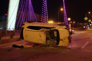 Takla atan otomobilden burunları kanamadan çıktılar