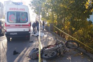 Motosiklet sürücüsü feci şekilde can verdi