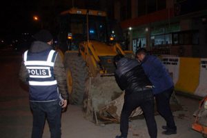 Çaldıkları kepçeyi saklayamayınca yakalandılar