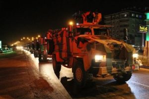 Çocuklardan askeri konvoya sevgi seli