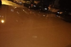 Yağmur suyu caddeyi göle çevirdi