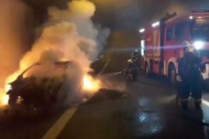 Seyir halindeki otomobil tünelde yanarak kül oldu