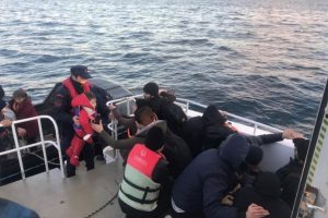 Tekneleri sürüklenen kaçakların imdadına Sahil Güvenlik yetişti