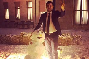 MHP'li vekilden 'Ülkücü kardan adam' pozu