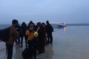 Lastik botla sürüklenen kaçaklar kurtarıldı