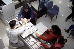 Çocuklara alyans çaldıran çift aranıyor