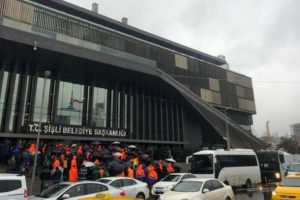 İşçilerden belediye önünde eylem