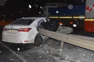 Otomobil bariyere çarptı: 1 ölü, 1 yaralı