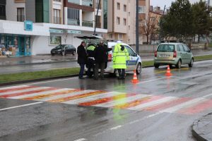 Yaya geçidinde otomobil çarptı
