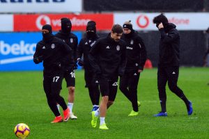 Beşiktaş yağmur altında çalıştı
