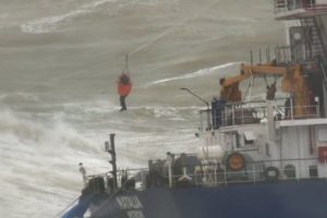 Karaya oturan gemide kurtarma çalışması