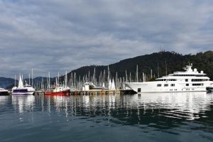 Mega yat 'Lady E' Marmaris Limanı'na bağlandı