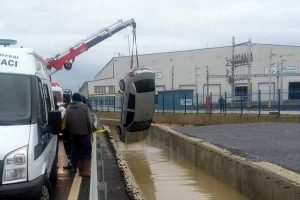 Sulama kanalına düşen otomobilde cesetleri bulundu