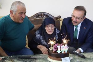 Asırlık nine ilk kez doğum günü pastası kesti