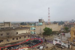 PYD Rasulayn'da evlerin üzerine lastik istifledi
