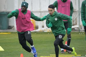 Atiker Konyaspor yağmur altında çalıştı