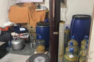 Kaçak içki imalatı yapılan eve baskın