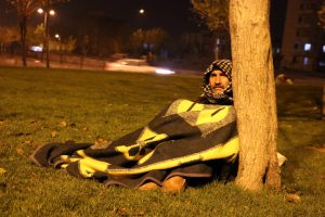 Kızı ile damadının tartışmaması için sokakta kaldı