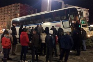 Servis otobüsü yayaların arasına daldı