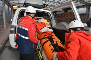 Bursa'da yaşlı adam donmaktan son anda kurtarıldı