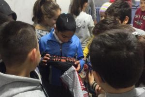 Bursa'da ilkokul öğrencileri aralarında para toplayıp arkadaşlarını baştan sona giydirdi
