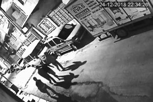 Bursa'da kamyon kasasını açamayınca, başka arabanın camını patlatıp soydular