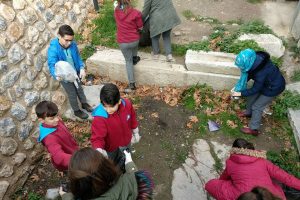 Bursa İznik'te öğrenciler, tarihi eserlerin çevresindeki çöpleri topladı