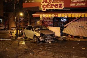 Kontrolden çıkan otomobil dükkanlara daldı