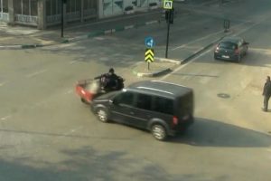 Bursa'da otomobil ve motosiklet kafa kafaya böyle çarpıştı!