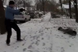 Polis bıçaklı adama kurşun yağdırdı