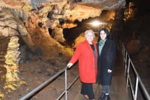 Bursa Oylat Mağarası'na giren terliyor