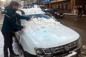 Çatıdan düşen kar 2 otomobili hurdaya çevirdi