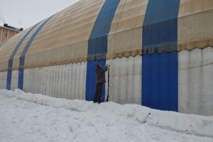 Halı sahanın kardan çökmemesi için ilginç temizlik