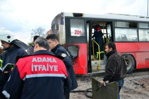 Arızalı otobüs tamire götürülürken yandı
