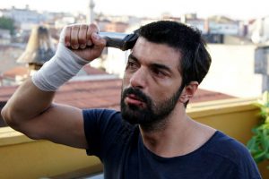 Engin Akyürek yeni rolü için saçını kesti!
