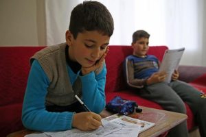 Evleri yıkılmak üzere olan aile sıcak yuvaya kavuştu