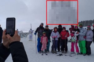 Kardan dev heykeli görenler telefonuna sarılıyor