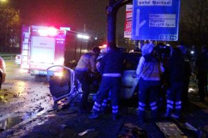Bursa'da hurdaya dönen araçtan güçlükle çıkarıldılar