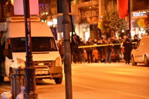 Trafik ışıklarına asılı çanta fünye ile patlatıldı