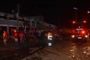 İzmir'de korkutan fabrika yangını