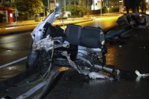 Parçalanan otomobilden yara almadan çıktı