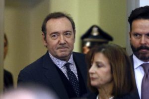Kevin Spacey 'taciz suçlamasıyla' hakim karşısına çıktı