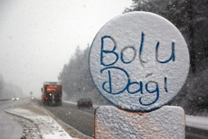 Bolu Dağı'nda kar yağışı devam ediyor